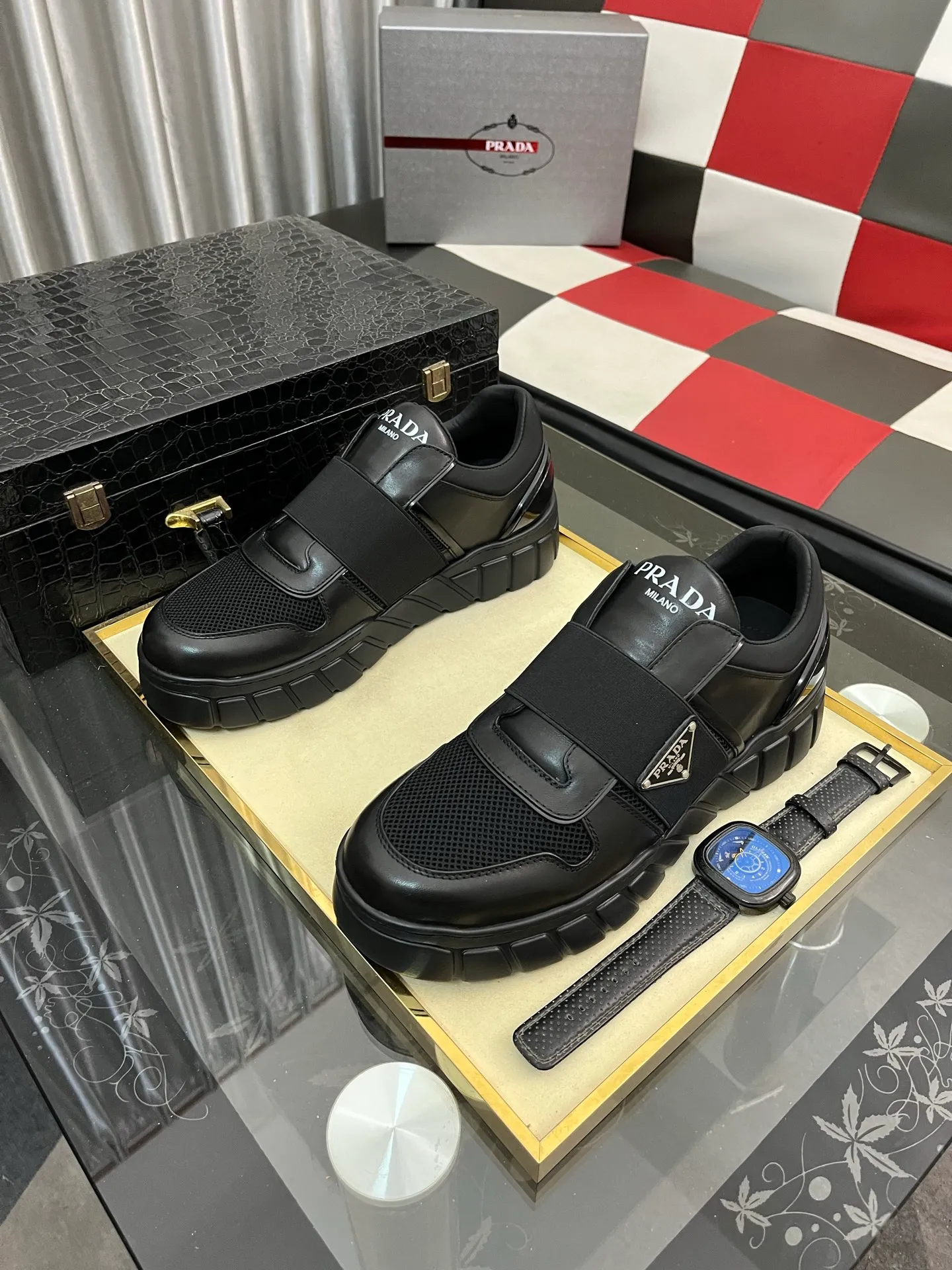 Men's shoes 💰: 560⌚⌚ high version. High-quality new PRADA counters are launched simultaneously. The new men's shoes and 😘 fabrics are selected from first-layer cowhide. Lining: Imported cowhide leather lining. 👍🏿High-end☄️Open-molded non-slip rubber outsole, exquisite lines, simple and elegant, comfortable and high-end for leisure travel. Number of yards: 38 to 44. (Can be customized for 45 non-refundable)